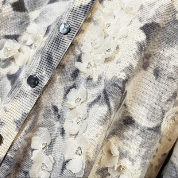 Talbots Gray White Floral 3D Silk Blend 3/4 Sleeve button Front Cardigan Size XL - Picture 5 of 7
